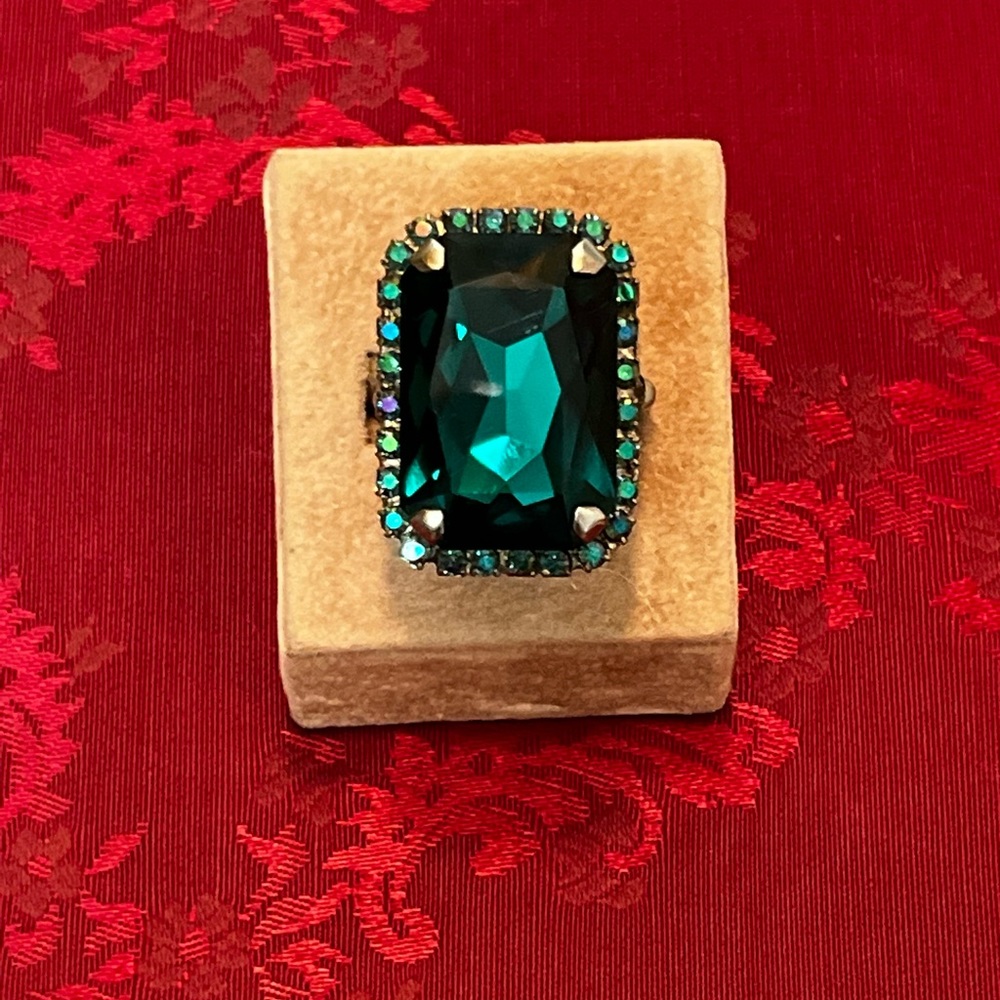 Gorgeous Sorrelli Emerald cut adjustable ring emerald green.